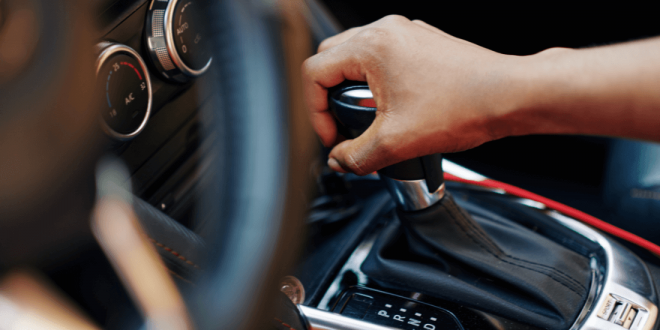 Qué pasa si te saltas marchas en un coche manual?