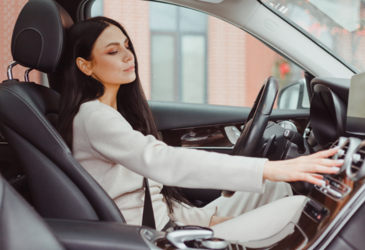 Consejos para usar menos el climatizador del coche en época de calor