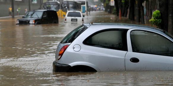 Mi coche se ha visto afectado por la DANA: ¿qué debo hacer?